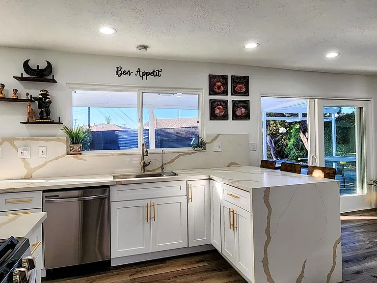 2548 E Wilson Ave — Photo 17