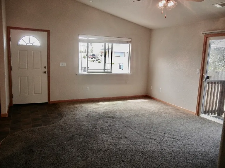 1950 Elmwood Pl — Photo 2