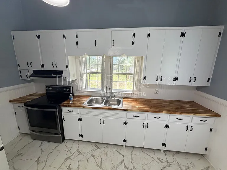 412 W Walnut St — Photo 13