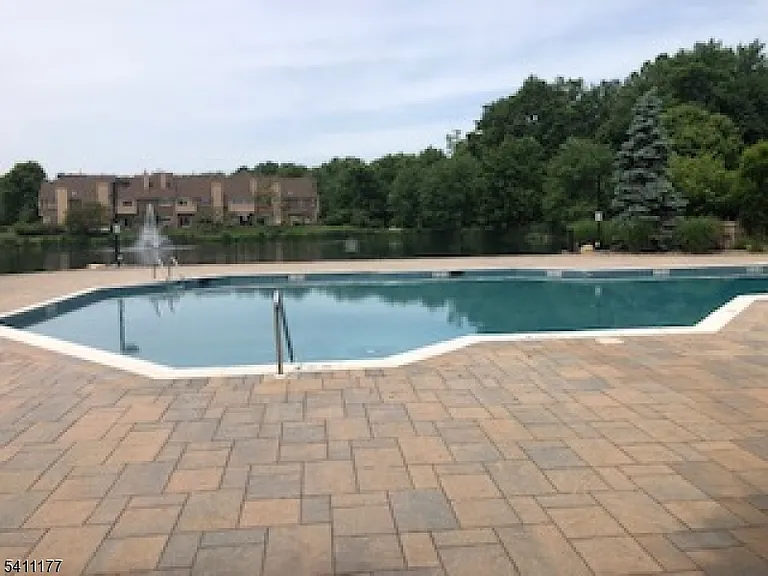 140 Kingston Ct — Photo 31