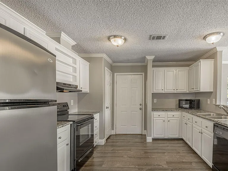164 Varsity Dr — Photo 11