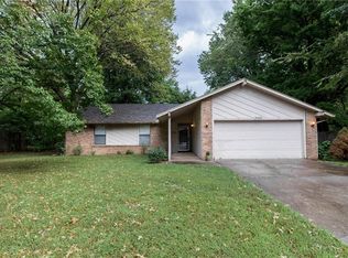 2824 W Dove Dr, Fayetteville, AR 72704