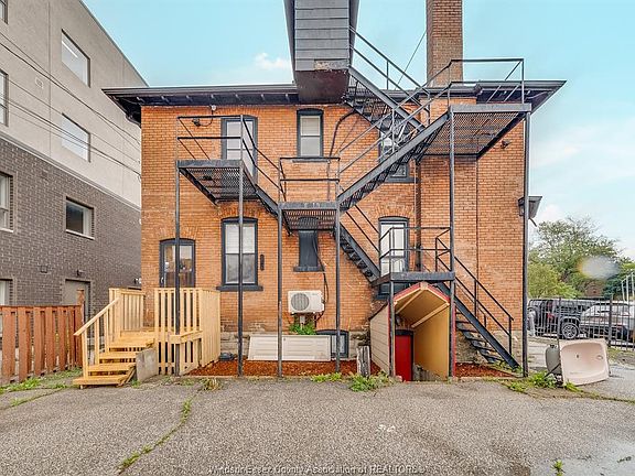 4th image of 961 Ouellette Ave #2