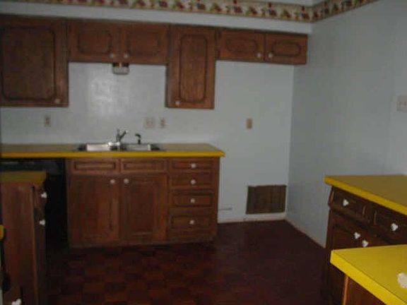 3rd image of 402 Blanco St