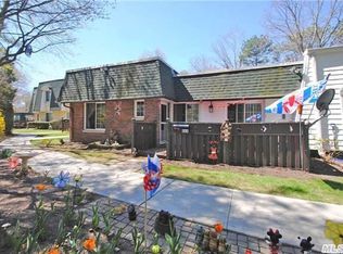 864 Golf Ln, Medford, NY 11763