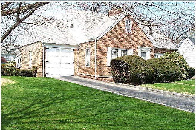 1st image of 28 Vanderbilt Dr