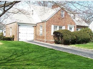 28 Vanderbilt Dr, Great Neck, NY 11020