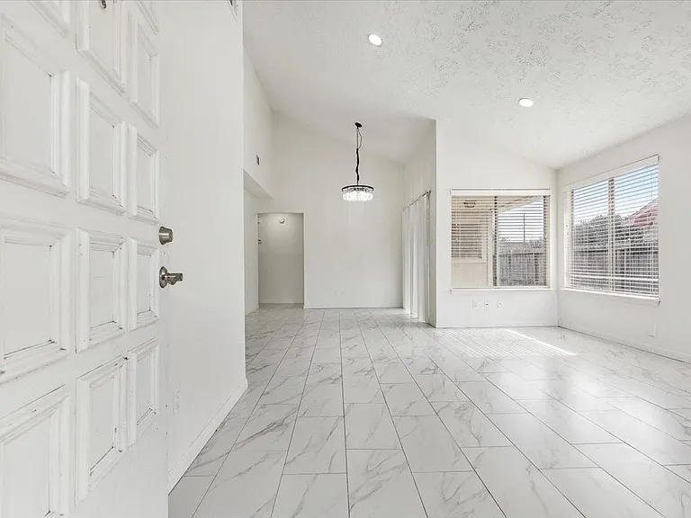 14818 Gladewick Dr — Photo 2