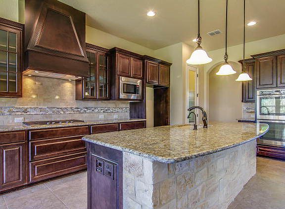 3rd image of 929 Woodland Oaks