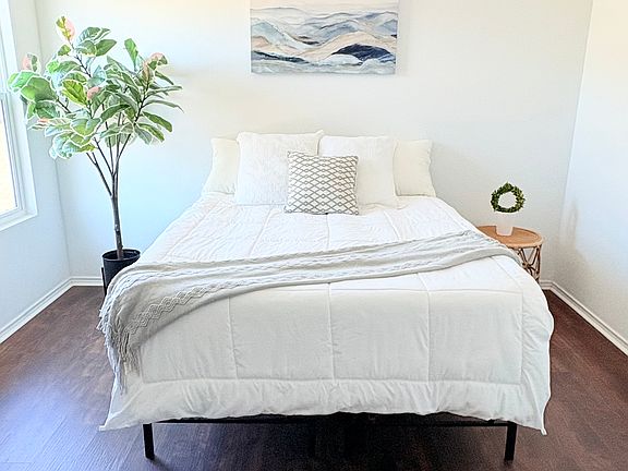 4th image of 2704 Dezmond Diamond Ct