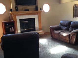 218 NE Bridge Pl, Blue Springs, MO 64014
