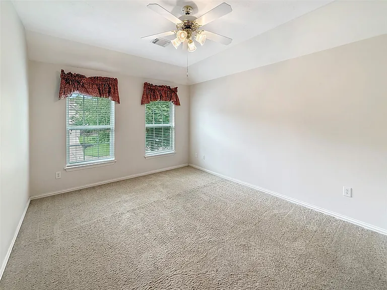 110 W Lansdowne Cir — Photo 24