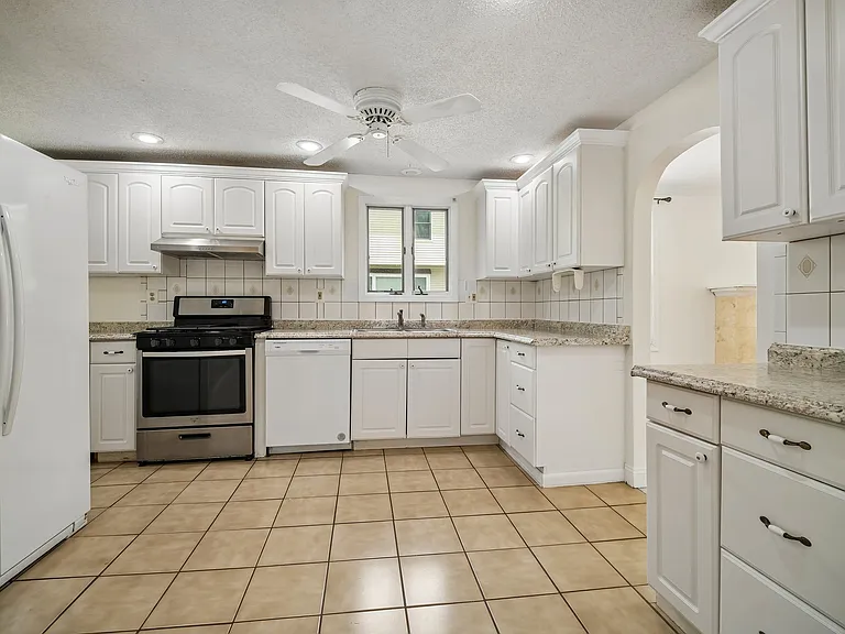 66 W Hobart Gap Rd — Photo 4