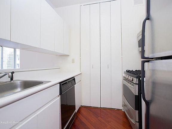 3rd image of 145 E 48th St APT 33D