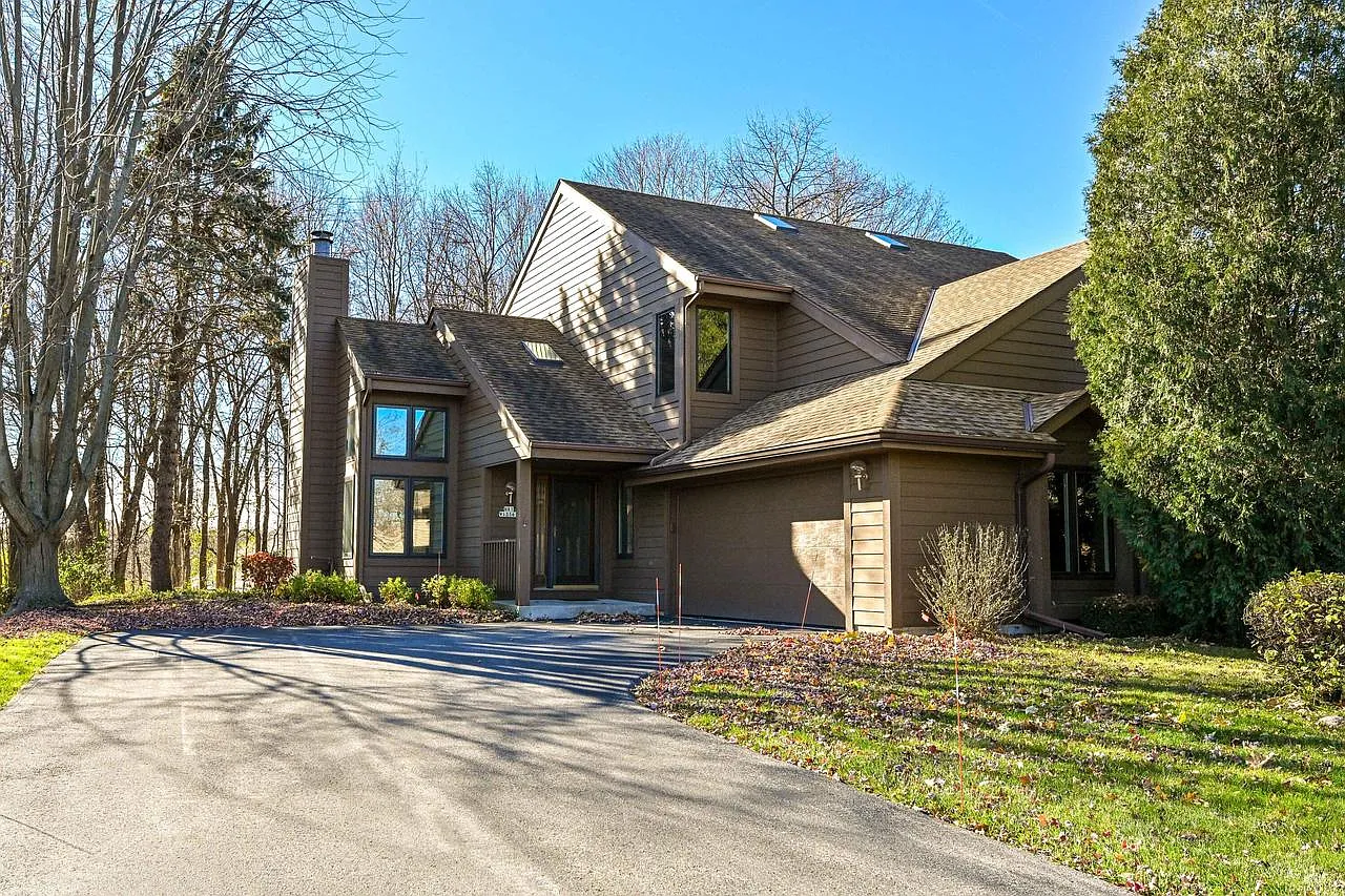 N81W13567 Golfway DRIVE photo 1