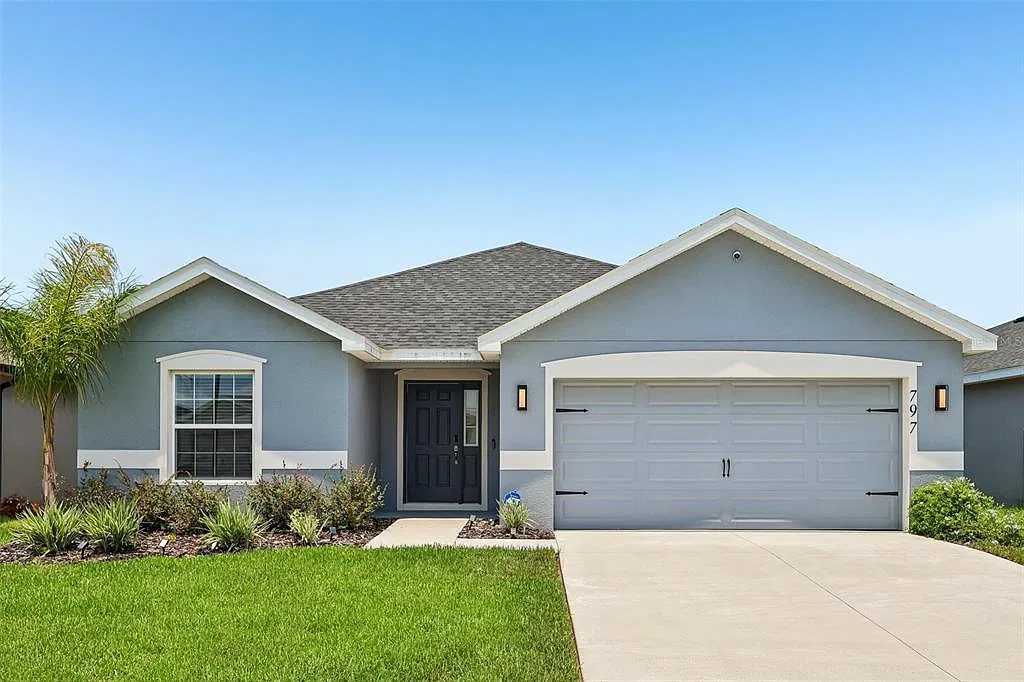 3 bed, 2.0 bath, 2005 sqft, $2,400 — Photo 1