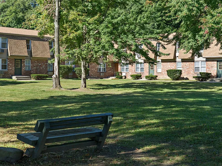 Country Manor Apartments — Photo 11