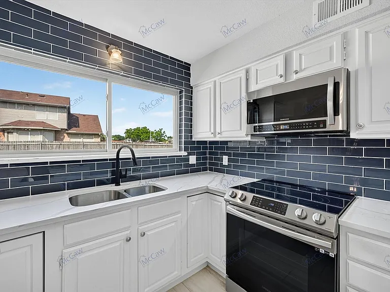 4301 Hudson Ave — Photo 9