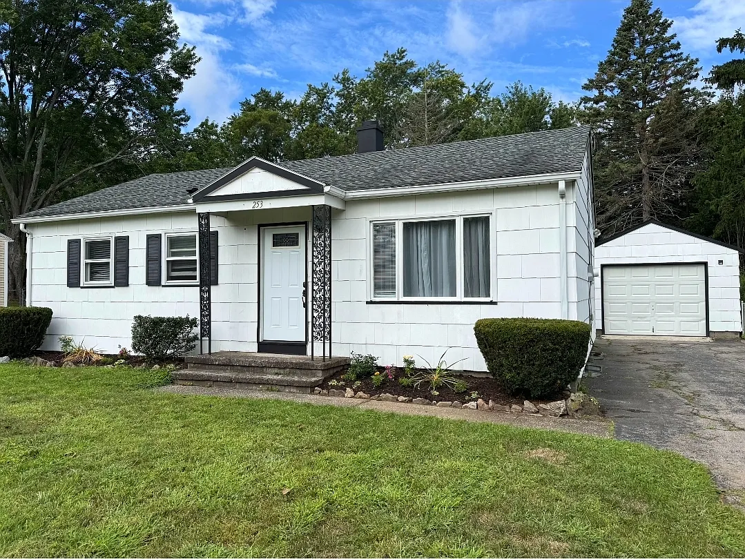 3 bed, 1.5 bath, 800 sqft, $2,200 — Photo 1