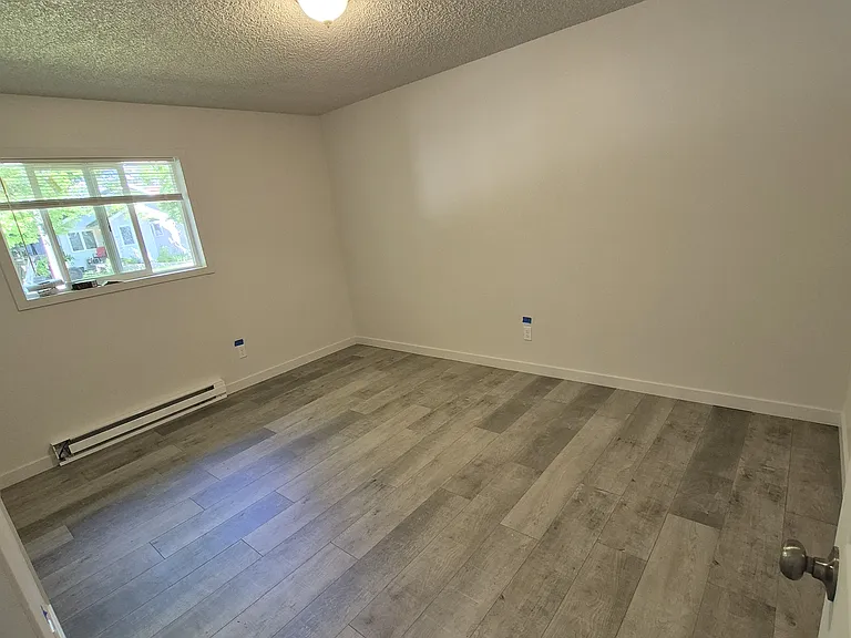 402 N Ella Ave — Photo 4