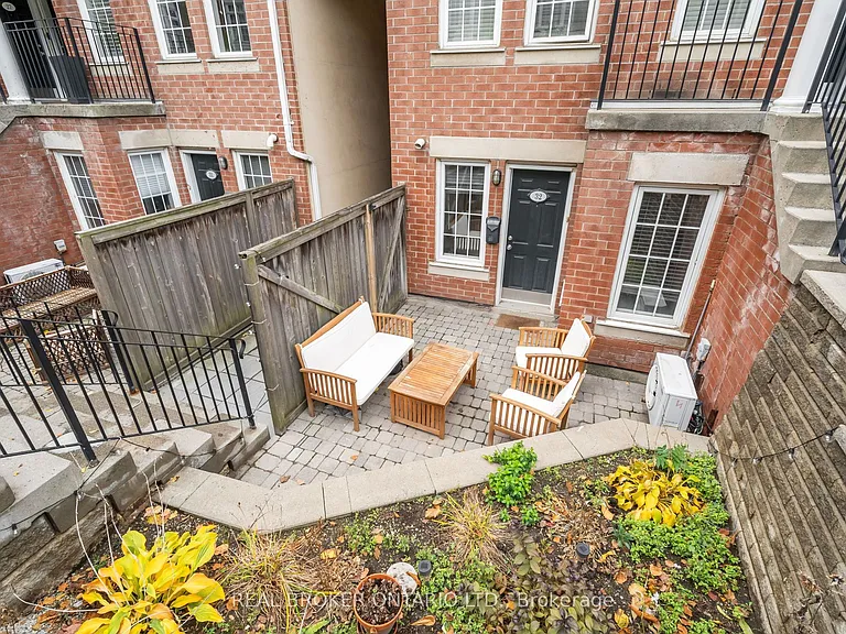 11 Niagara St W #32 — Photo 4