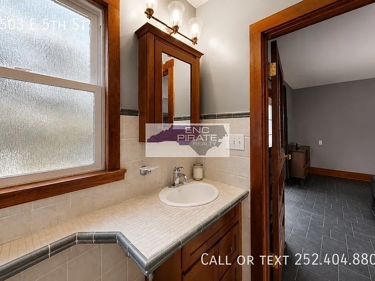 2503 E 5th St — Photo 24