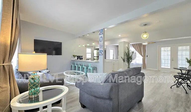 2348 Burton Ave — Photo 4