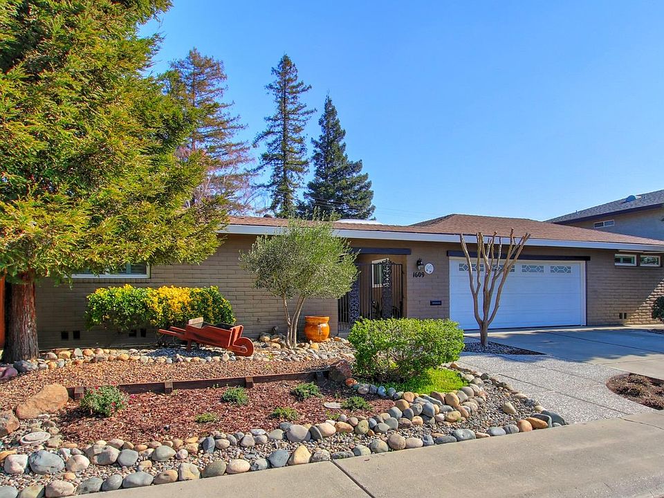 1st image of 1609 Spruce Dr