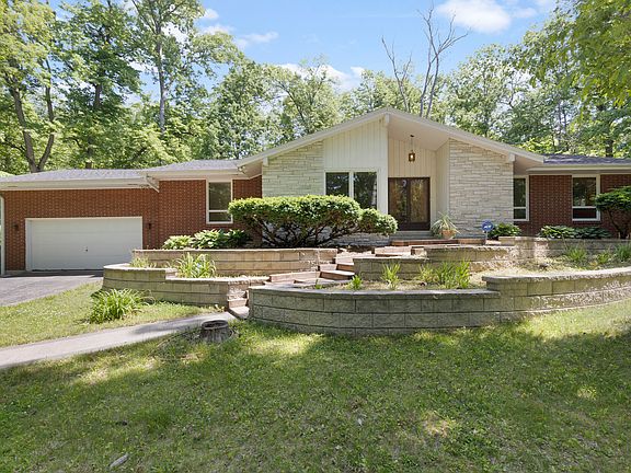 2nd image of 822 Lakewood Dr