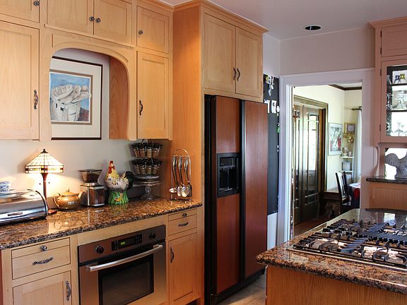 Updated Kitchen w Granite