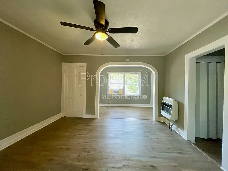 216 E Division St — Photo 12