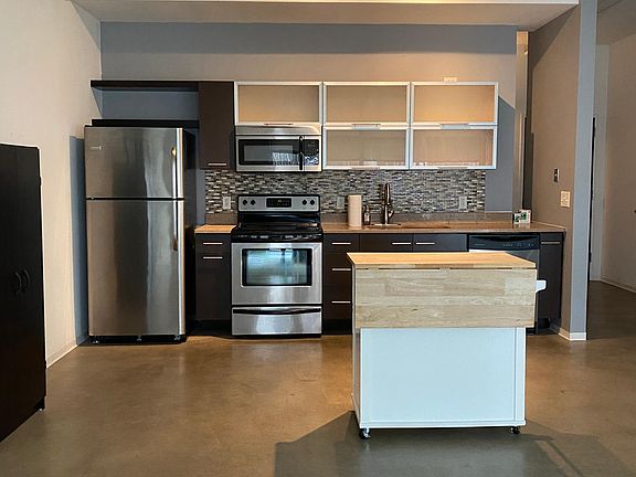 Stainless steel appliances, expandable island with storage, pantry