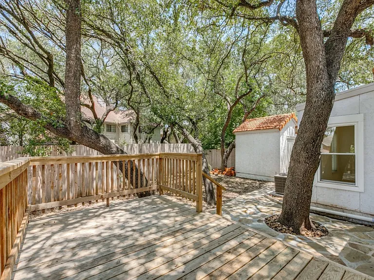 3915 Hunters Crest St — Photo 35