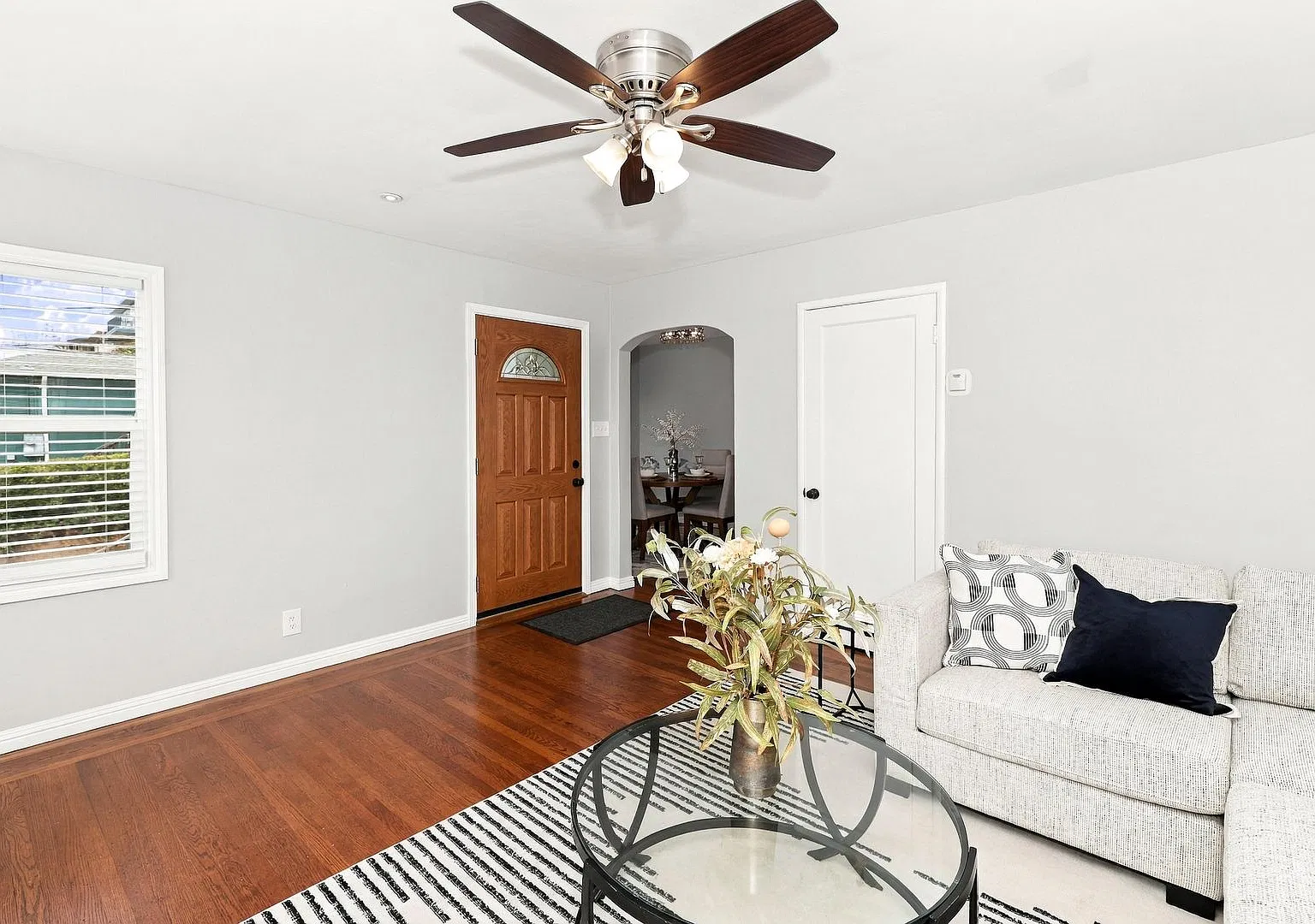 Beautiful 2 Bedroom Upstairs Unit In Desirable Richmond Annex! — Photo 2
