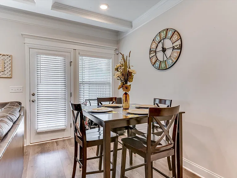 1055 Linsmore Ave — Photo 11