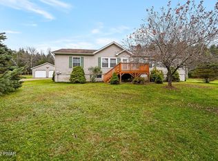 418 Ledgedale Rd, Lake Ariel, PA 18436