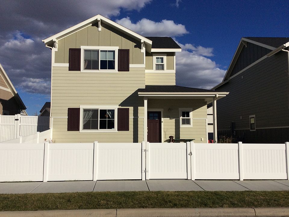 Front view - fenced yard