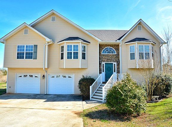 3rd image of 107 Richmond Dr