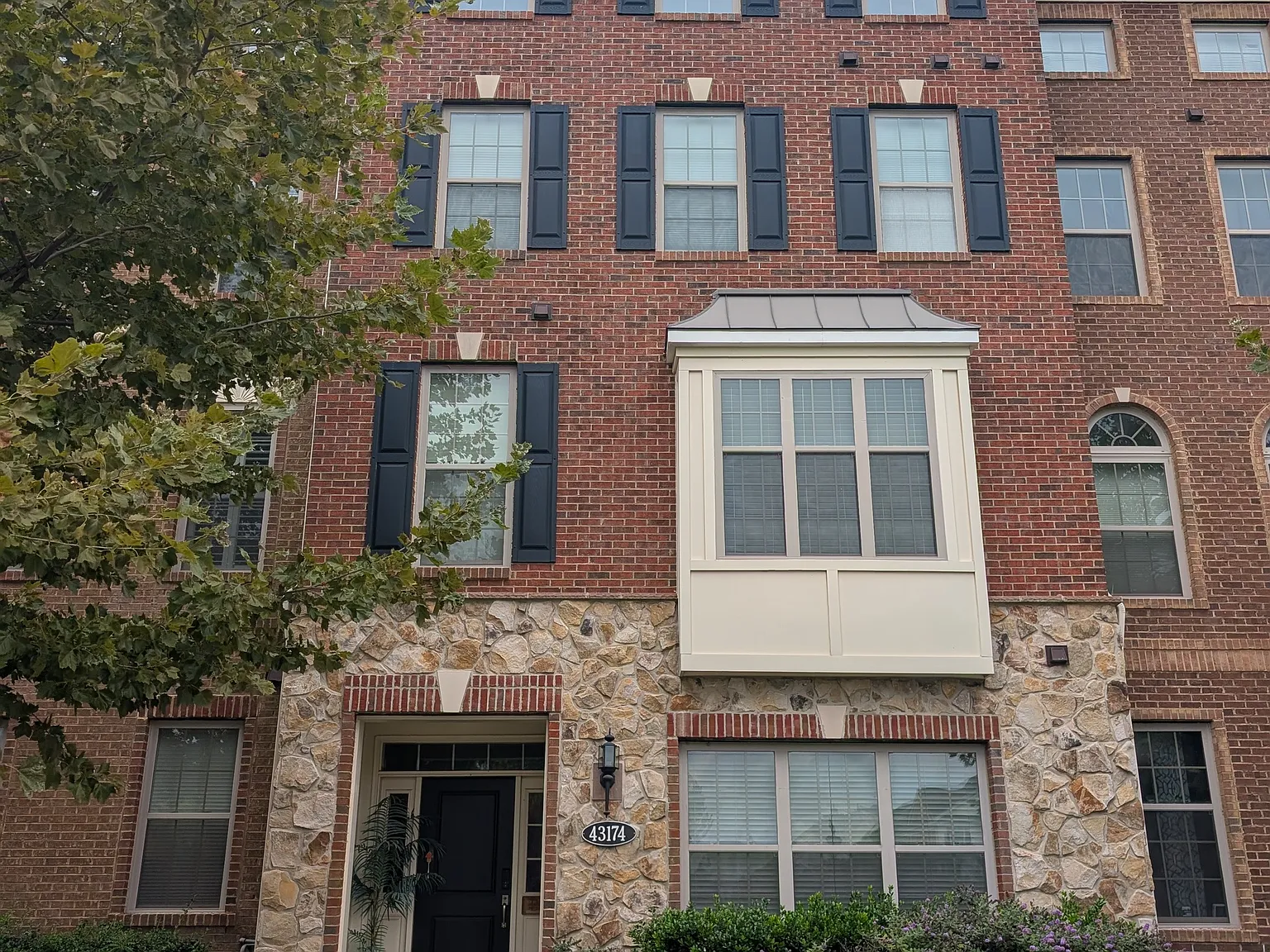 4 bed, 3.5 bath, 2934 sqft, $3,850 — Photo 2