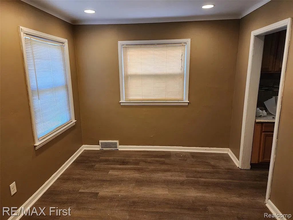 3 bed, 1.5 bath, 1148 sqft, $1,300 — Photo 3