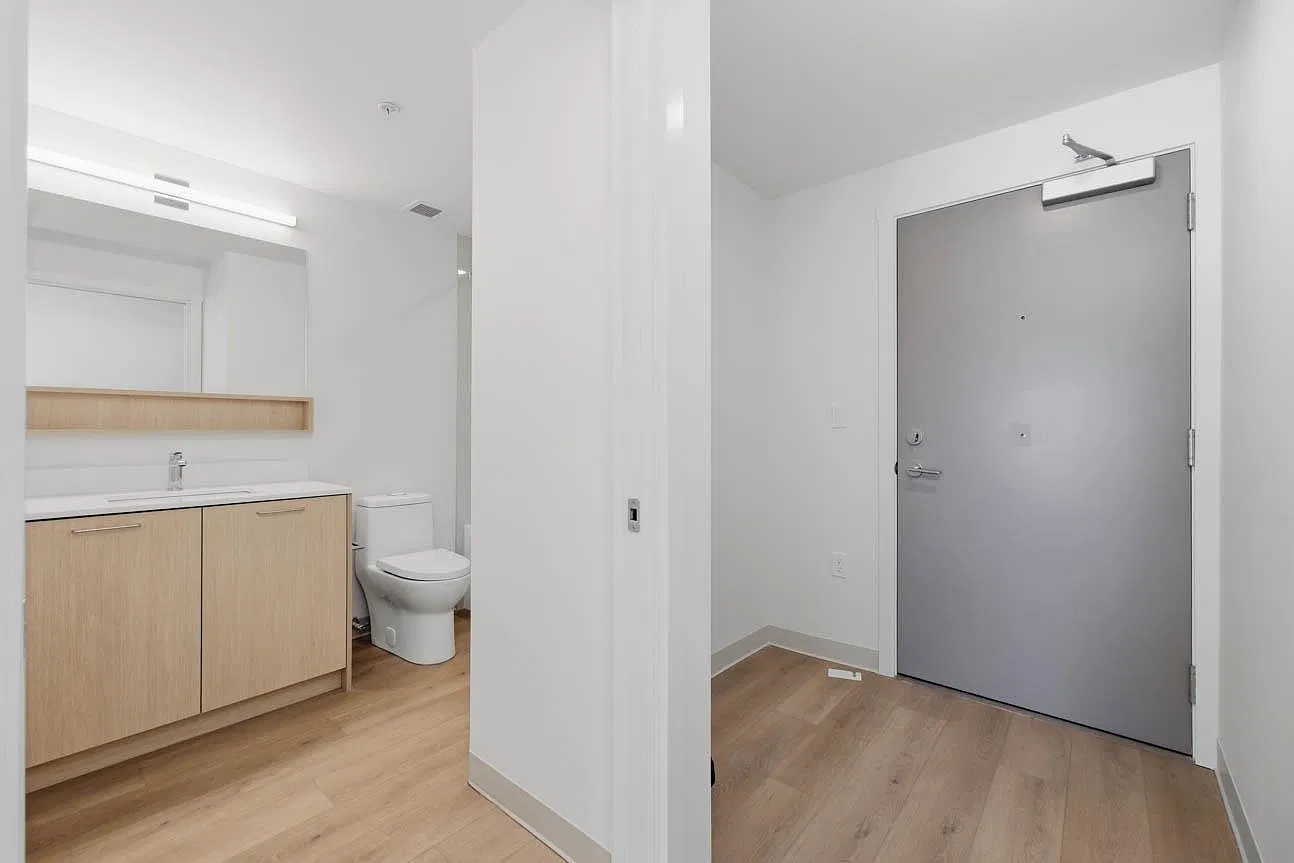 2 bed, 698 sqft, $3,090 — Photo 2