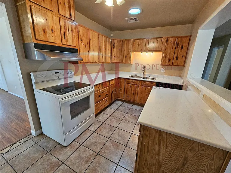 1735 S Locust St — Photo 3