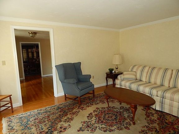 4th image of 31 Winterberry Dr