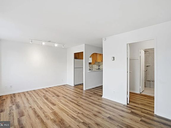 3rd image of 2829 Connecticut Ave NW APT 411