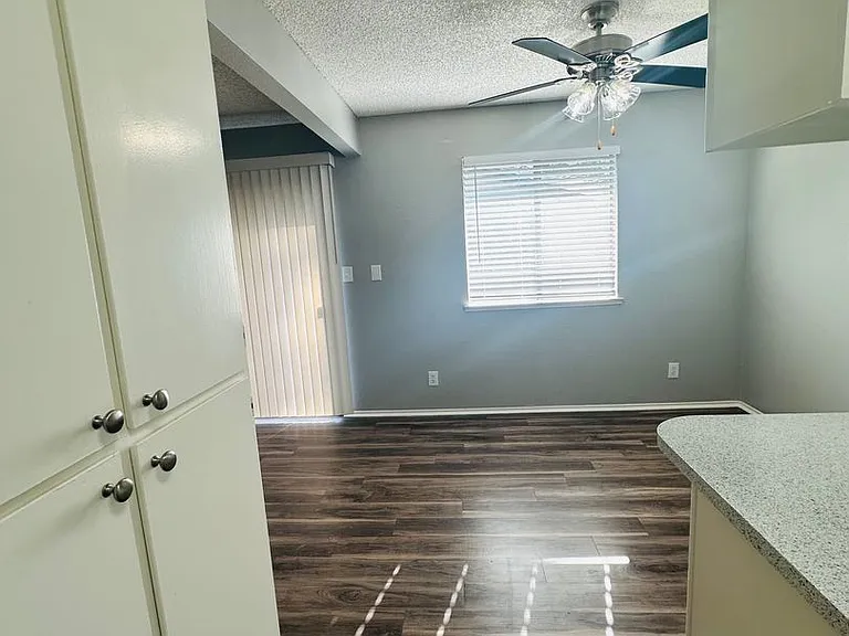 3829 Whitney Ave — Photo 24
