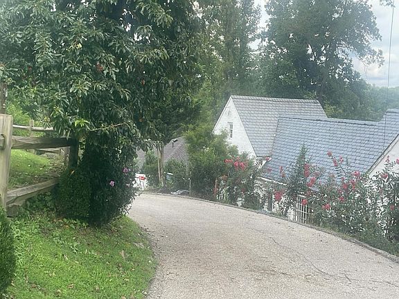 4th image of 635 Wood Rd