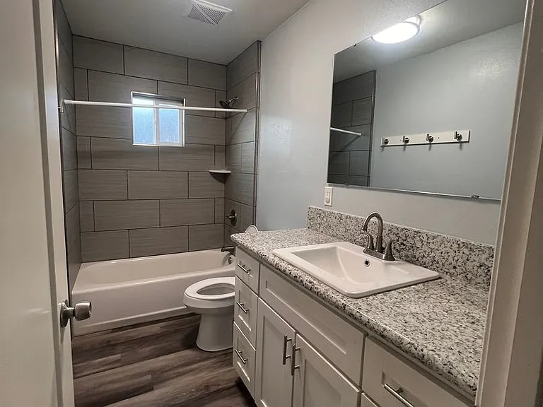 729 N Floral St — Photo 6