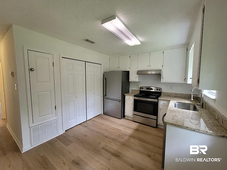 311 W Peachtree Ave — Photo 3