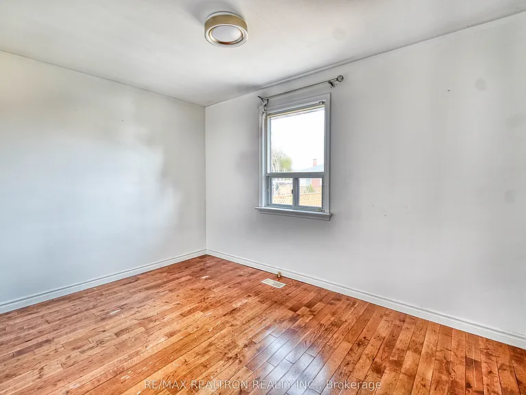 93 Mountland Dr #MAIN FLOOR — Photo 17
