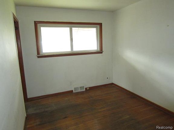 4th image of 15671 Pomona Dr